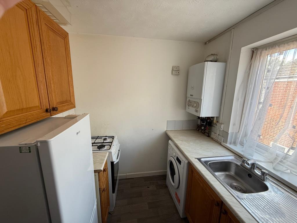 Lot: 44 - FLAT FOR IMPROVEMENT - Kitchen with fitted units